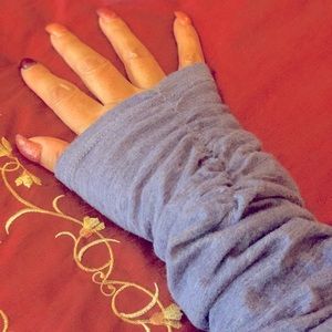 DKNY GOOD CONDITION: TURTLENECK BLUE TOP.